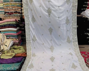Mantón de terciopelo blanco bordado / chal nupcial / chal de dama de honor / chal de novio / chales y envolturas / chal de boda / regalo de boda / capa de boda