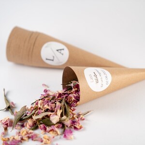 Coriandoli fiore rosa oliva + coni di carta kraft + adesivo personalizzato / coriandoli matrimonio / festa