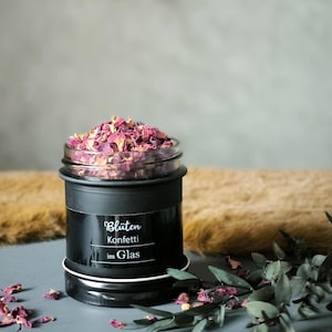 Natuurlijke geurende potpourri in een glazen pot met rozenblaadjes en wilde rozengeur - romantische kamergeur en duurzame bloemendecoratie gemaakt van gedroogde bloemen