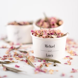 Fiori confetti rosa oliva + tazza bianca + adesivo personalizzato / coriandoli da fiori secchi / fiori coriandoli / matrimonio
