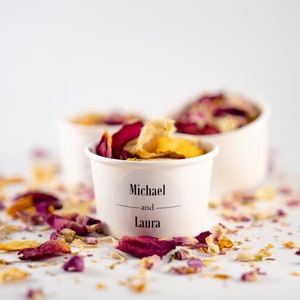 Reserva de confeti de flores Lively Cassis + taza blanca + pegatina personalizada / confeti de flores secas / boda