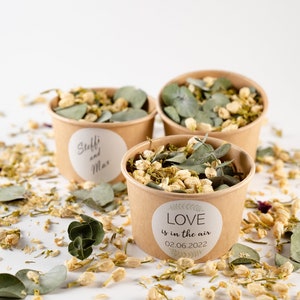 Coriandoli di fiori Verde Avorio + tazza marrone + adesivo personalizzato / coriandoli di fiori secchi / coriandoli di fiori / matrimonio
