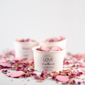 Coriandoli di fiori Coriandoli di carta velina rosa romantica + tazza bianca + adesivo personalizzato / coriandoli di fiori secchi / matrimonio