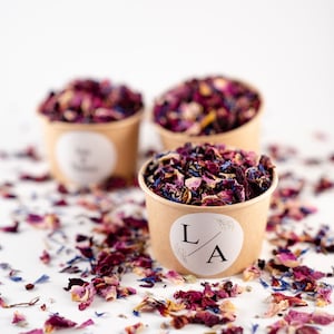 Coriandoli di fiori da favola + tazza marrone + adesivo personalizzato / coriandoli di fiori secchi / coriandoli di fiori / matrimonio