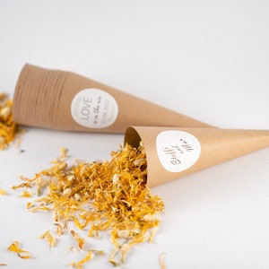 Coriandoli fiore giallo avorio + coni di carta kraft + adesivo personalizzato / coriandoli matrimonio / festa