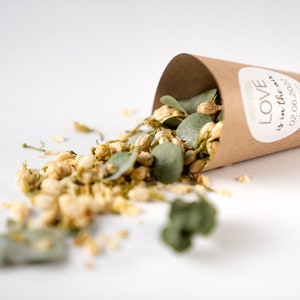 Coriandoli di fiori verde avorio + coni di carta kraft + adesivi personalizzati / coriandoli di nozze / feste
