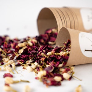 Coriandoli fiore Rosso Avorio + Coni in carta kraft + adesivo personalizzato / coriandoli matrimonio / festa