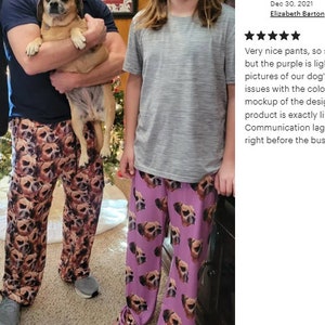 Op de afbeelding: Drie paar pyjamabroeken met een hondenkop print. De broeken zijn turquoise, bruin en paars. De tekst "Just Resting." is zichtbaar op het zwarte shirt van de persoon die de turquoise broek draagt.