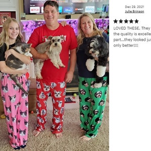 K&ouml;nnte beinhalten: Eine Familie tr&auml;gt passende Schlafanzughosen mit Tiermotiven. Die Schlafanzughosen zeigen Bilder von Hunden, Katzen und Pudeln. Die Familie h&auml;lt ihre Haustiere. Der Text auf dem Bild lautet "LOVED THESE."
