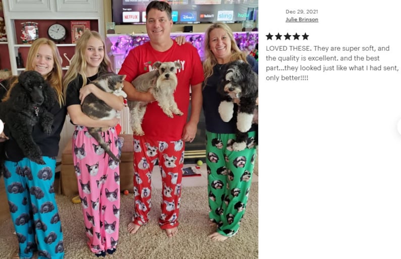 K&ouml;nnte beinhalten: Eine Familie tr&auml;gt passende Schlafanzughosen mit Tiermotiven. Die Schlafanzughosen zeigen Bilder von Hunden, Katzen und Pudeln. Die Familie h&auml;lt ihre Haustiere. Der Text auf dem Bild lautet "LOVED THESE."