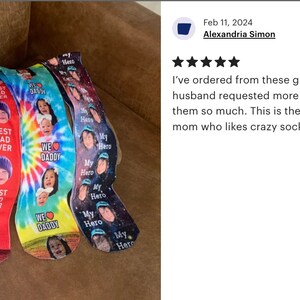 Pu&ograve; includere: Una collezione di calzini personalizzati con volti e testo. I design includono "Best Dad Ever", "We Daddy" e "My Hero", con stampe tie-dye e galassia. I calzini sono in vari colori, tra cui blu, rosso e nero.