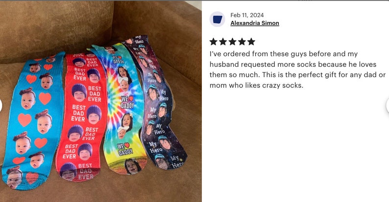 Pu&ograve; includere: Una collezione di calzini personalizzati con volti e testo. I design includono "Best Dad Ever", "We Daddy" e "My Hero", con stampe tie-dye e galassia. I calzini sono in vari colori, tra cui blu, rosso e nero.