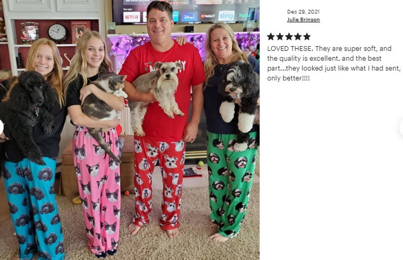 Op de afbeelding: Een gezin van vier personen draagt bijpassende pyjama's met hun huisdieren erop gedrukt. De pyjama's zijn in verschillende kleuren, waaronder blauw, roze, rood en groen. De honden zijn allemaal van verschillende rassen en groottes. Het gezin glimlacht en ziet er gelukkig uit. IK HOUD VAN DEZE. Ze zijn superzacht en de kwaliteit is uitstekend. En het beste is dat ze er precies zo uitzagen als ik ze had besteld, alleen nog beter!!!!
