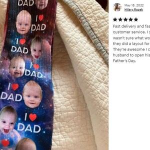 Pu&ograve; includere: Calzini personalizzati con sfondo galattico, foto di bambini, la scritta "I ❤️ DAD" e la parola "DAD". Un regalo unico per la festa del pap&agrave;.