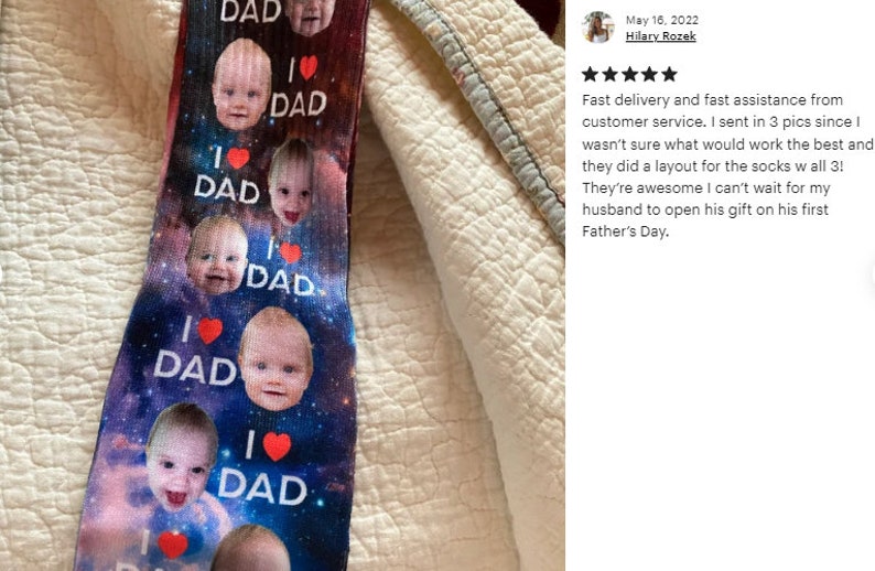 Pu&ograve; includere: Calzini personalizzati con sfondo galattico, foto di bambini, la scritta "I ❤️ DAD" e la parola "DAD". Un regalo unico per la festa del pap&agrave;.
