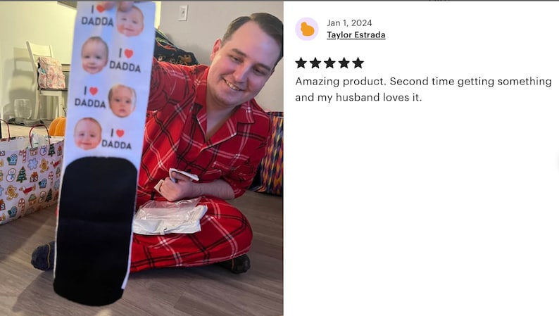 Pu&ograve; includere: Un paio di calzini bianchi e neri con la scritta "I DADDA" e foto di bambini. I calzini sono tenuti da una persona che indossa un pigiama a quadri rossi.