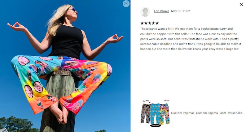 K&ouml;nnte beinhalten: Individuelle Schlafanzughose mit einem lebendigen Batik-Design mit mehreren Gesichtern. Die Hose hat einen farbenfrohen Farbverlauf aus Blau, Gr&uuml;n, Gelb, Orange und Rot. Die Person im Bild tr&auml;gt ein schwarzes Tanktop.