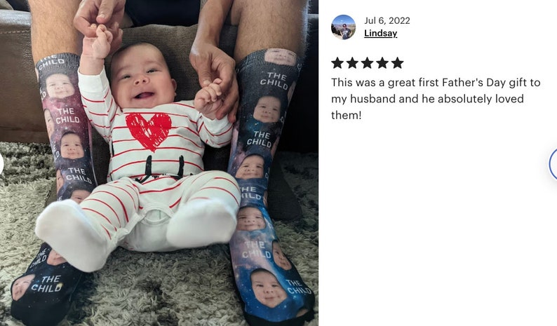 Pu&ograve; includere: Un bambino con un body a righe e un cuore rosso &egrave; tenuto in braccio da un adulto che indossa calzini personalizzati. I calzini presentano un design galattico con il volto del bambino e la scritta "THE CHILD".
