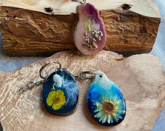 Keychain made of maple wood and addition of flowers and resin