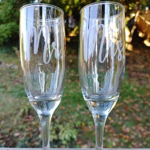Set of two Champagne Flute Mr. & Mrs. for Weddings: Special Occasions, Toasting glasses for Bride Groom, Wedding Gift, House warming gift