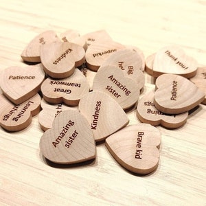 Monedas de madera personalizadas con forma de corazón de 1.5" - Discos de madera grabados a medida - Recuerdos inspiradores - Recuerdos de boda - Monedas de madera personalizadas