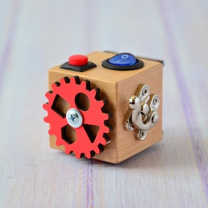 Regalo para bebé, regalo para el primer cumpleaños de niña, caja de actividades, cubo de actividades para niños pequeños, juguete de madera para niños pequeños, tablero de actividades de viaje, juguete sensorial Montessori