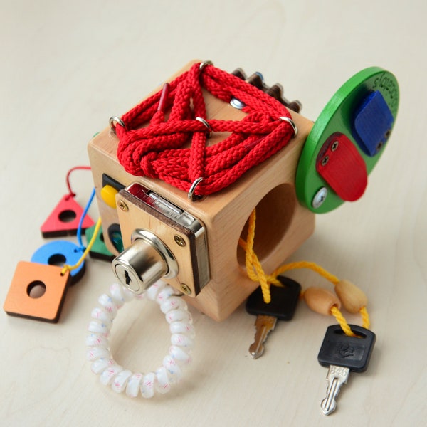 Cube d'activités | Cube occupé | Jouet éducatif en bois | Jouet montessori pour tout-petit | Conseil chargé de voyager | Jouet de voyage pour bébé | Cadeaux pour bébé