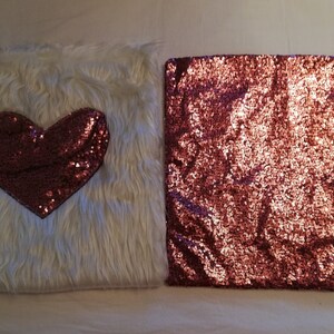 Housses de coussin moelleuses et housses de coussin à paillettes brillantes. Housses de coussin.  Amour. Cadeau. Coeur. Brillant.