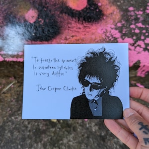 Carte de voeux. John Cooper Clarke. Poète punk. R6. Monochromes. Citation drôle. Illustration originale. Rosie et Ramona.