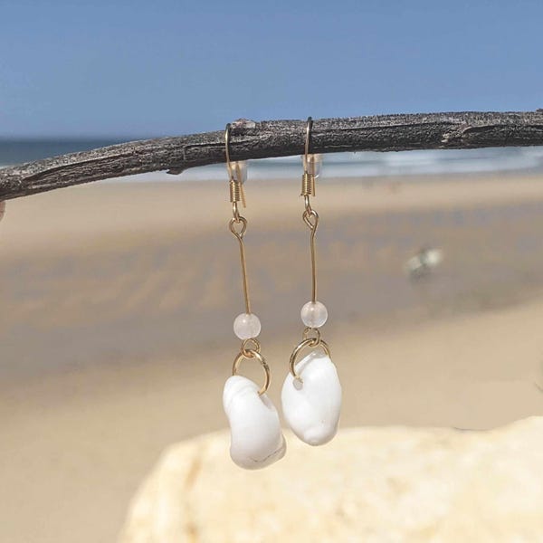 Boucles D'oreilles Pendantes Coquillage - Blanches - Clous - Neuves Avec étiquettes