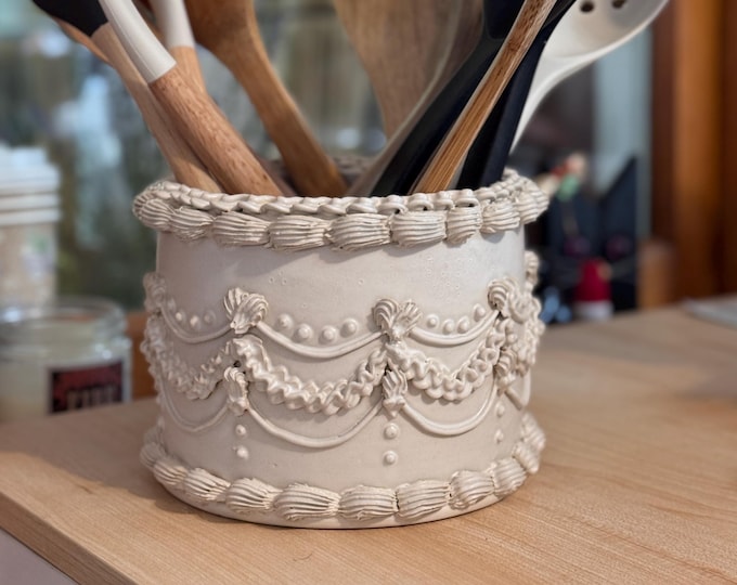 White Cake Pot