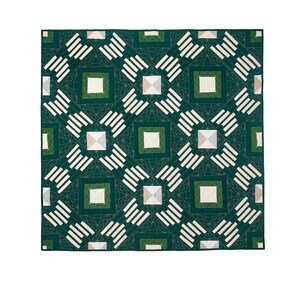 Könnte beinhalten: Eine geometrisch gemusterte Steppdecke in Grün und Weiß mit einem sich wiederholenden Muster aus Quadraten und Linien.