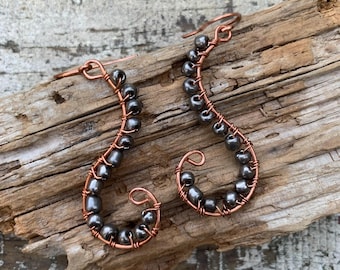 Pendientes de cobre curvos: cuentas de semillas plateadas envueltas en alambre de cobre, joyería de metal