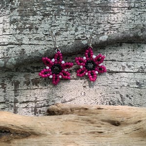 Brincos de flores rosa e pretas