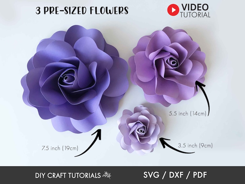 Puede incluir: Tres flores de papel moradas de diferentes tama&ntilde;os: 7,5 pulgadas, 5,5 pulgadas y 3,5 pulgadas. Las flores est&aacute;n superpuestas y tienen un efecto 3D. La imagen incluye el texto "3 PRE-SIZED FLOWERS" y "DIY CRAFT TUTORIALS".