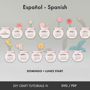 K&ouml;nnte beinhalten: Zw&ouml;lf Kalenderdesigns, jeweils in einer kleinen, wei&szlig;en Vase mit Blumenarrangement. Die Kalender sind mit Monaten und dem Jahr 2026 beschriftet. Der Text "Espa&ntilde;ol - Spanish" steht oben, darunter "DOMINGO + LUNES START".