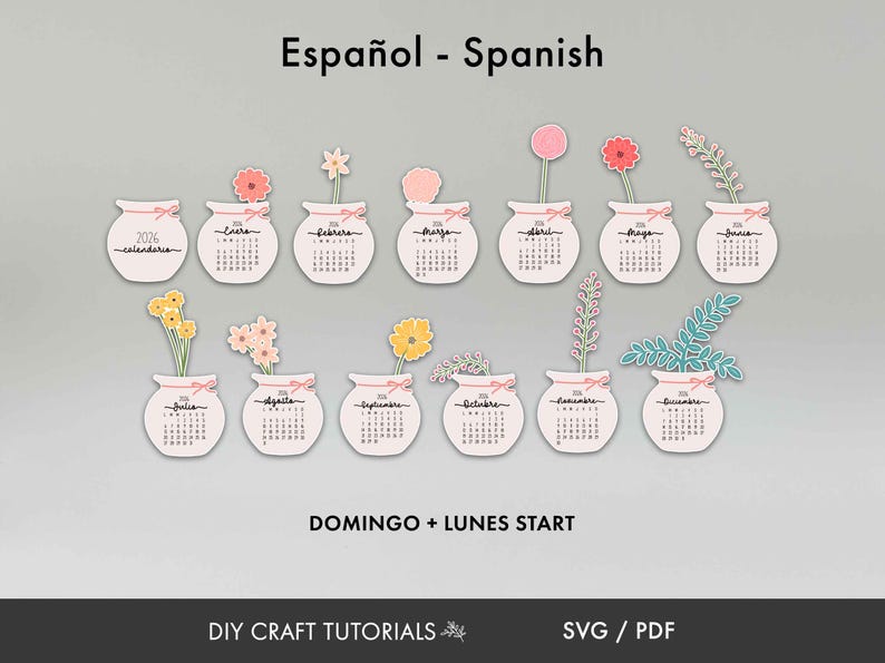K&ouml;nnte beinhalten: Zw&ouml;lf Kalenderdesigns, jeweils in einer kleinen, wei&szlig;en Vase mit Blumenarrangement. Die Kalender sind mit Monaten und dem Jahr 2026 beschriftet. Der Text "Espa&ntilde;ol - Spanish" steht oben, darunter "DOMINGO + LUNES START".