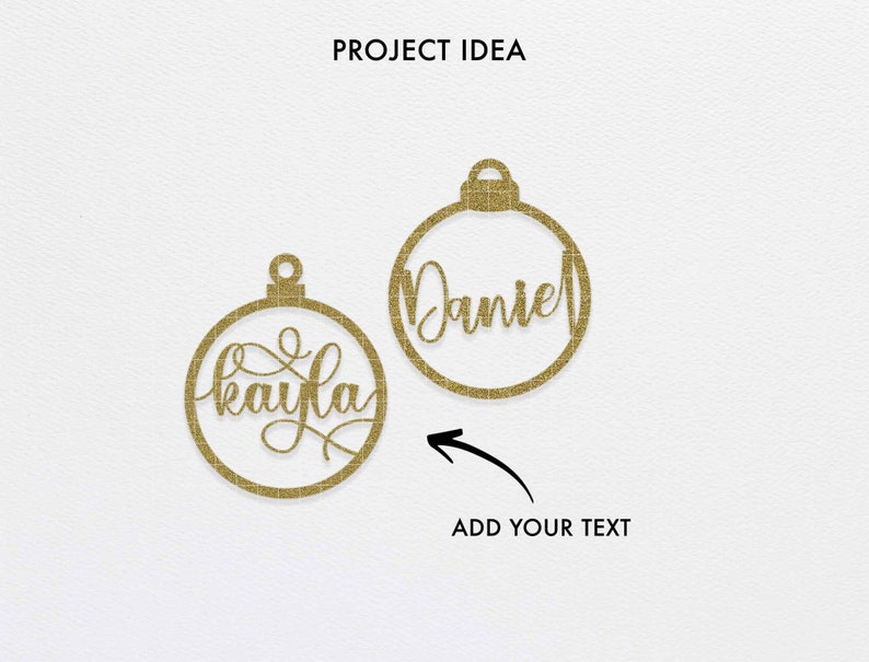 K&ouml;nnte beinhalten: Zwei goldene Glitzer-Weihnachtsbaumschmuck-Ausschnitte mit den Namen "Kayla" und "Daniel" in Kursivschrift. Ein Pfeil zeigt auf den Anh&auml;nger mit "Daniel" und der Text "ADD YOUR TEXT" befindet sich darunter.