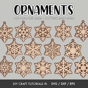 Op de afbeelding: Een verzameling houten sneeuwvlokornamenten met ingewikkelde ontwerpen. De afbeelding bevat de tekst "ORNAMENTS" en "CUT FILES FOR LASER + CUTTING MACHINES". De onderkant van de afbeelding luidt "DIY CRAFT TUTORIALS SVG / DXF / EPS".
