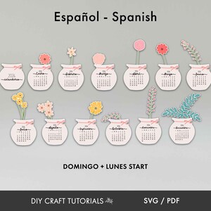 K&ouml;nnte beinhalten: Zw&ouml;lf Kalenderdesigns, jeweils in einer kleinen, wei&szlig;en Vase mit Blumenarrangement. Die Kalender sind mit Monaten und dem Jahr 2026 beschriftet. Der Text "Espa&ntilde;ol - Spanish" steht oben, darunter "DOMINGO + LUNES START".