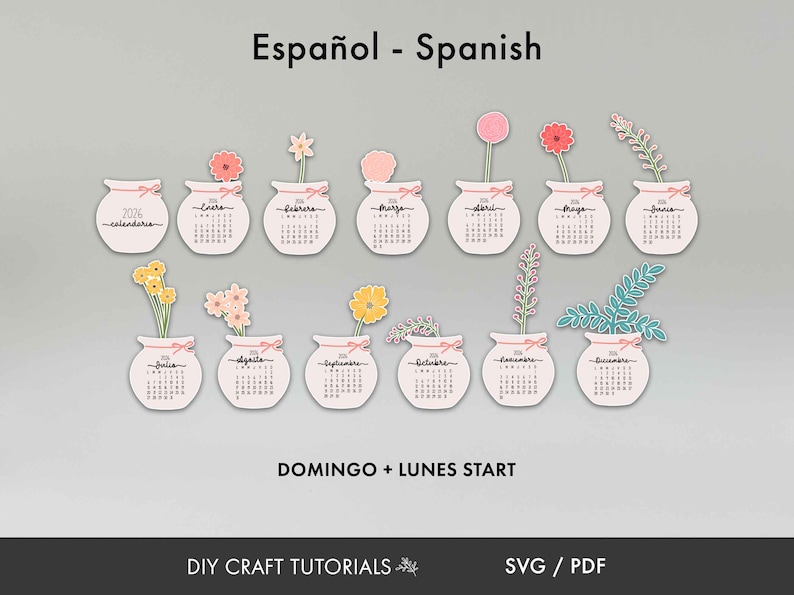 K&ouml;nnte beinhalten: Zw&ouml;lf Kalenderdesigns, jeweils in einer kleinen, wei&szlig;en Vase mit Blumenarrangement. Die Kalender sind mit Monaten und dem Jahr 2026 beschriftet. Der Text "Espa&ntilde;ol - Spanish" steht oben, darunter "DOMINGO + LUNES START".