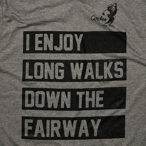 私はフェアウェイを長く歩くのが好きです。ゴルフTシャツ、サークルからの面白いゴルフトップ、ゴルフユーモアグラフィックTシャツ、メンズ、レディース、男性、女性、ゴルファーへのギフト