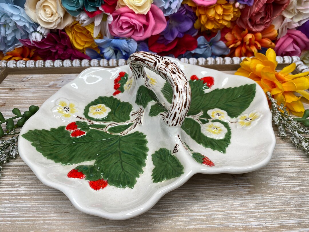 Vintage 70's Springtime + Strawberry Fields + White and Yellow Daisies ...