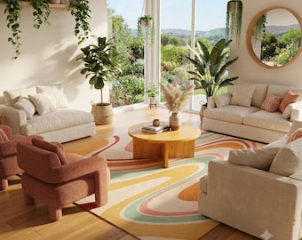 Könnte beinhalten: Ein Wohnzimmer mit einem großen Teppich mit wellenförmigen Mustern in Orange, Gelb, Rosa und Blaugrün. Der Raum umfasst zwei beige Sofas, zwei strukturierte rostfarbene Sessel, einen runden Couchtisch aus Holz und einen runden Wandspiegel.