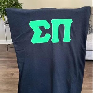 Camisa com letras gregas