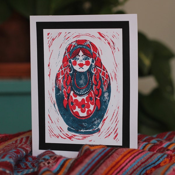 Katarina en rouge, carte de poupée Matriochka, poupée gigogne russe, carte de Noël faite main, linogravure originale, carte de voeux vierge
