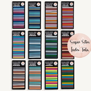 Può includere: Una collezione di dodici set di linguette adesive per indici. Ogni set presenta una diversa combinazione di colori, con strisce orizzontali. Il testo "Super Slim Index Tabs" è in un cerchio rosa. Ogni set ha il testo "STICKY MEMO" e "300 Sheets".