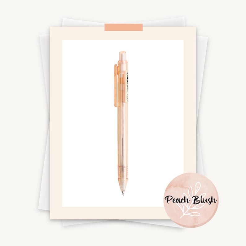 K&ouml;nnte beinhalten: Ein transparenter, pfirsichfarbener Stift mit einem schwarzen Clip und dem aufgedruckten Text "Uni-ball Signo 207" an der Seite. Der Stift befindet sich auf einem wei&szlig;en Hintergrund.