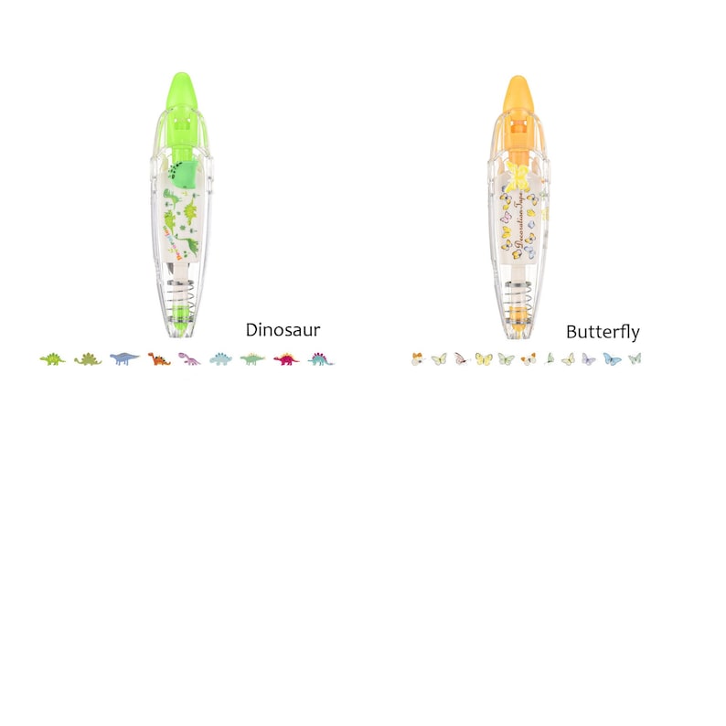 Pu&ograve; includere: Due dispenser di nastro adesivo in plastica trasparente con disegni colorati. Il dispenser a sinistra ha un corpo verde e presenta un design di dinosauro. Il dispenser a destra ha un corpo arancione e presenta un design di farfalla. Il testo "Dinosaur" e "Butterfly" &egrave; stampato sotto ogni dispenser.
