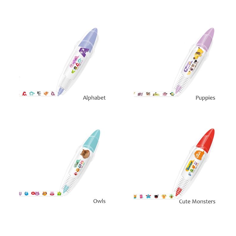 Pu&ograve; includere: Quattro dispenser di nastro adesivo colorati con diversi design. I dispenser sono etichettati "Alfabeto", "Cuccioli", "Gufi" e "Mostri carini". Ogni dispenser ha un corpo in plastica trasparente e un tappo colorato con un design.